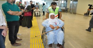 Hacı Adayları Dualarla Uğurlandı