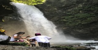 Akın Akın Şelaleyi Görmek Ve Resim Çektirmek İçin Geliyorlar