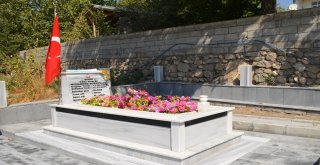 Adilcevaz Belediyesi, El Bab Şehidi Bozarslanın Mezarını Yaptırdı