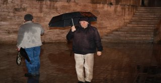 İstanbulda Sağanak Yağış Etkili Oluyor