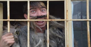 Keçi Derisi Giyip, Dana Kılından Bıyık Takıyorlar