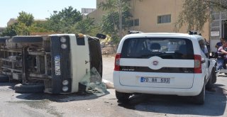 Ticari Araç İle Kamyonetin Çarpışma Anı Güvenlik Kamerasına Yansıdı