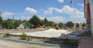 Sivrihisar Belediyesi Hasan Karacalar İlköğretim Okulunun Bahçesini Yenileniyor