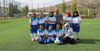 Köyün Altın Kızları Önyargıları Futsalla Yıktı