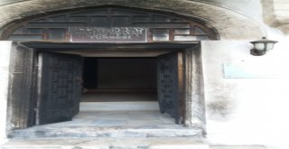 Tarihi Kapısı Ateşe Verilen Hatice Sultan Türbesi Madde Bağımlılarının Mekanı Oldu