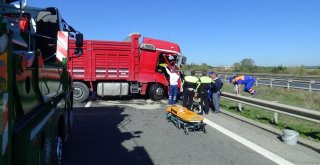 (Özel) Temde Tır Bariyerlere Çarptı