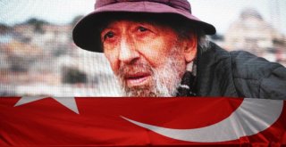 Fotoğraf Sanatçısı Ara Güler İçin Galatasaray Meydanında Tören