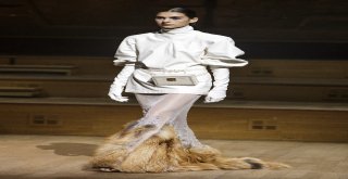 Parisli Modacı Stephane Rolland 2018-2019 Sonbahar-Kış Kreasyonunu Görücüye Çıkardı