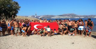 Bodruma 1 Mil Uzaklıktaki Adaya Yüzerek Ulaşıp, Dev Türk Bayrağı Açtılar