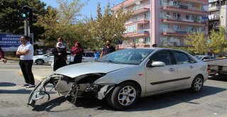 Kontrolden Çıkan Otomobil Elektrik Direğine Çarptı: 1 Yaralı