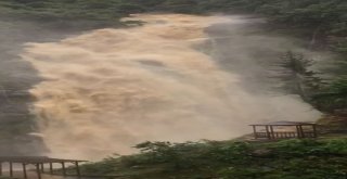 Turistik Şelaleden Aşırı Yağış Sonrası Çamur Aktı