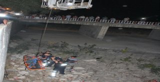 Dere Yatağına Düşen Genç Vinçle Kurtarıldı