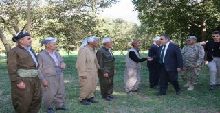 Vali Toprak, Irak Sınırındaki Köyleri Ziyaret Etti