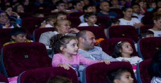 Sahnede Hayvan Sevgisi Aşılandı