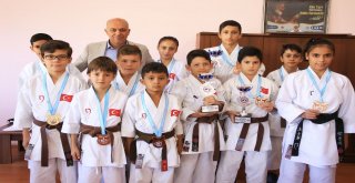 Başkan Çalışkan, Başarılı Sporcuları Kabul Etti