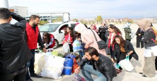 Üniversiteli Öğrencilerden Göçmenlere Yardım Eli