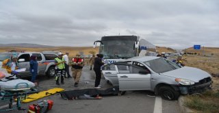Sivasta Yolcu Otobüsü İle Otomobil Çarpıştı: 2 Ölü, 3 Yaralı
