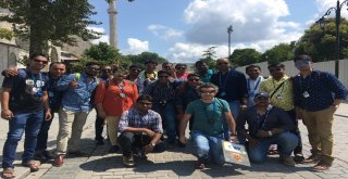 İstanbul Tatiliyle Ödüllendirilen Hintli Çalışanlar Tarihi Yarımadaya Akın Etti