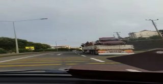 Kasasında Hurda Otomobil Taşıyan Kamyon, Görenleri Şaşırttı