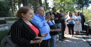 Gazeteci Okay Gönensin Ölümünün Birinci Yılında Mezarı Başında Anıldı