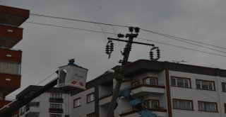 Yoldan Çıkan Otomobil Orta Refüjdeki Elektrik Direğine Çarptı: 3 Yaralı