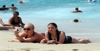 Kavurucu Sıcaklardan Bunalanlar Kendilerini Denize Attı