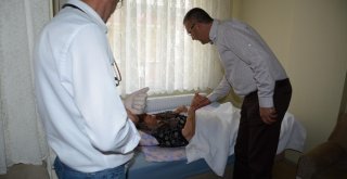 Karacabeyde ‘Mobil Başkan Ekibi Felçli Vatandaşa Yardım Elini Uzattı