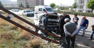 Elektrik Direğine Çarpan Otomobilde Anne Ve Çocuğu Yaralandı