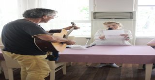Emektar Sanatçıdan Huzurevinde Müzik Şöleni
