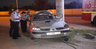 Savrulan Otomobil Elektrik Direğine Çarptı: 2 Yaralı