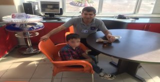 Özel Güvenlik Görevlileri Buldukları Çocuğu Polise Teslim Etti