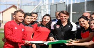 Kadın Futbolculardan Sivasspor Antrenmanına Ziyaret