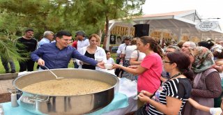 Tütüncü, Aşure İkramında Bulundu