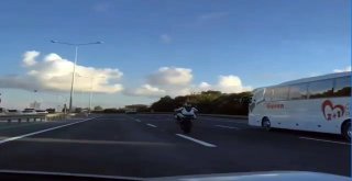 (Özel) Tek Tekerlek Üzerinde Giden Motosikletli, Acun Ilıcalıya Yakalandı