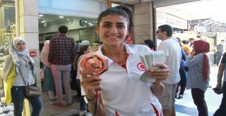 Milli Sporcu, Rusyada Ödül Olarak Aldığı Doları Bozdurdu