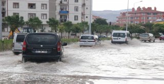 Suda Mahsur Kalan Minibüse İlginç Kurtarma