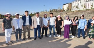 Kentin İleri Gelenleri Sokakta Kitap Okudu