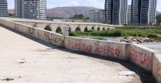 Tarihi Köprüdeki Aşk Sözleri Muhtarı İsyan Ettirdi