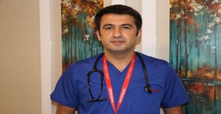 Ameliyat Masasında Şarkı Söyleyerek Tedavi Oluyorlar