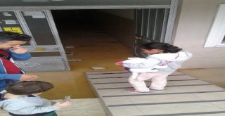 Burhaniyede Apartmanı Kanalizasyon Suları Bastı
