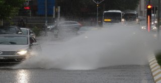 Bir Anda Bastırdı, Caddeler 5 Dakikada Göle Döndü