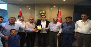Şehit Yakınlarından Komisere Teşekkür Plaketi
