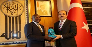 Benin Büyükelçisi Gomina Başkan Altayı Ziyaret Etti