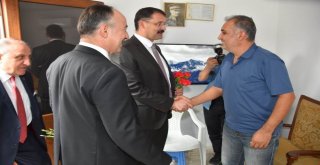 Ahilik Haftası Nedeniyle Esnafa Karanfil Dağıtıldı