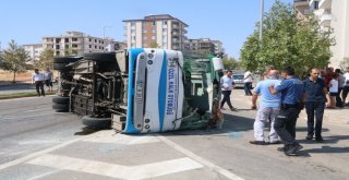 Halk Otobüsü İle Ticari Taksi Çarpıştı: 18 Yaralı