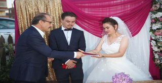 Sevgi Evinden Gelin Ve Damat Çıktılar