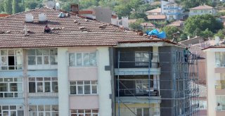 Tehlikeye Aldırış Etmeden Çatı Aktardılar