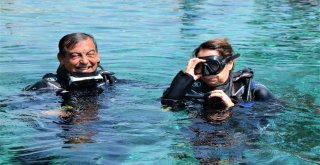 Milletvekilinden Su Altında Zafer Bayramı Kutlaması