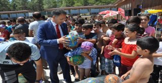 Buldanda Çocuklar Yüzme Öğreniyor