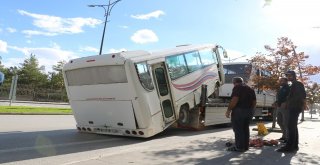 Tırdan Düşen Otobüs Şaha Kalktı